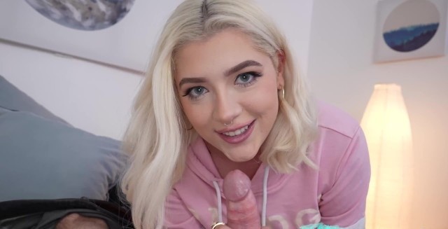 Chị gái hàng xóm xinh đẹp bú cu bự thanh niên lên đinh cực đã