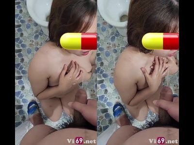 Cô bạn gái gọi vào nhà tắm liếm cặc cho phê pha