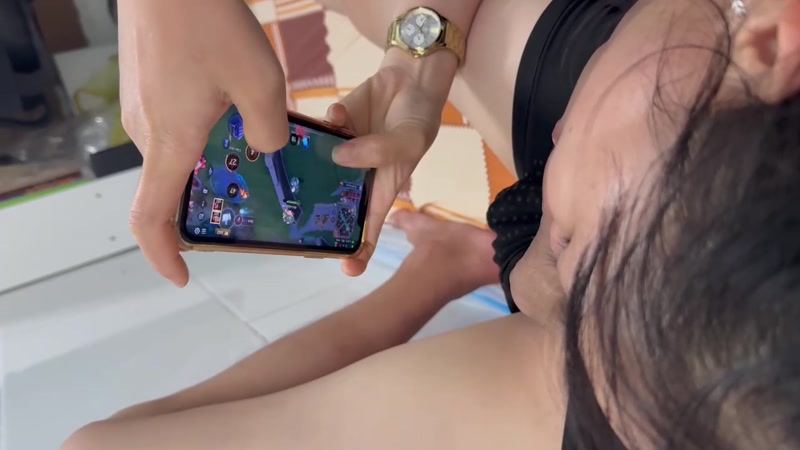 Cô sinh viên vừa chơi game vừa liếm mút cu anh quá dâm