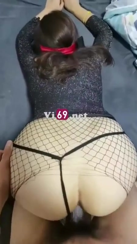 Xé quần lưới cô em mông to ra dập doggy nứng vãi